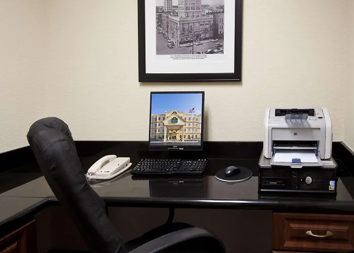 La Quinta Inn & Suites by Wyndham Tampa Central